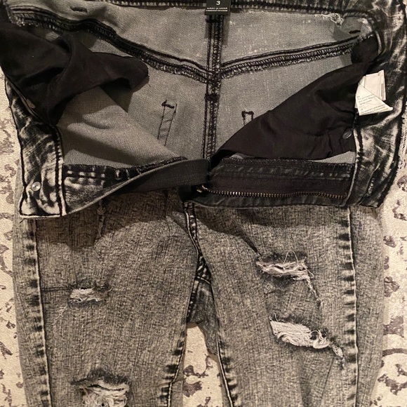 Acid washed black high waisted jeans skinny and distressed size 3 by Refuge - Picture 2 of 3